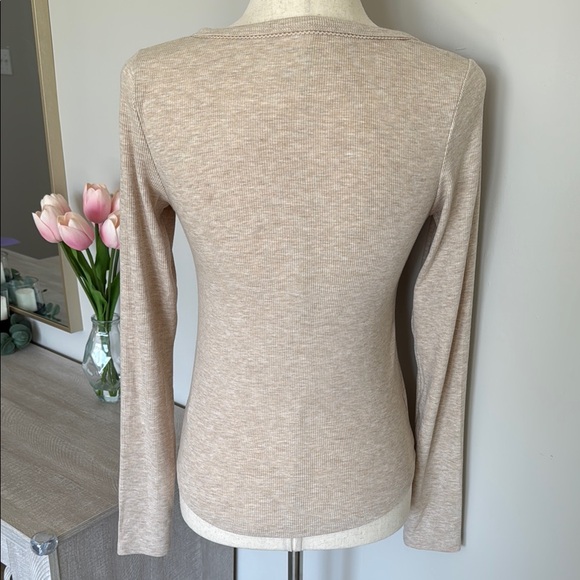 *NWT* American Eagle Beige Henley Top - Picture 4 of 6